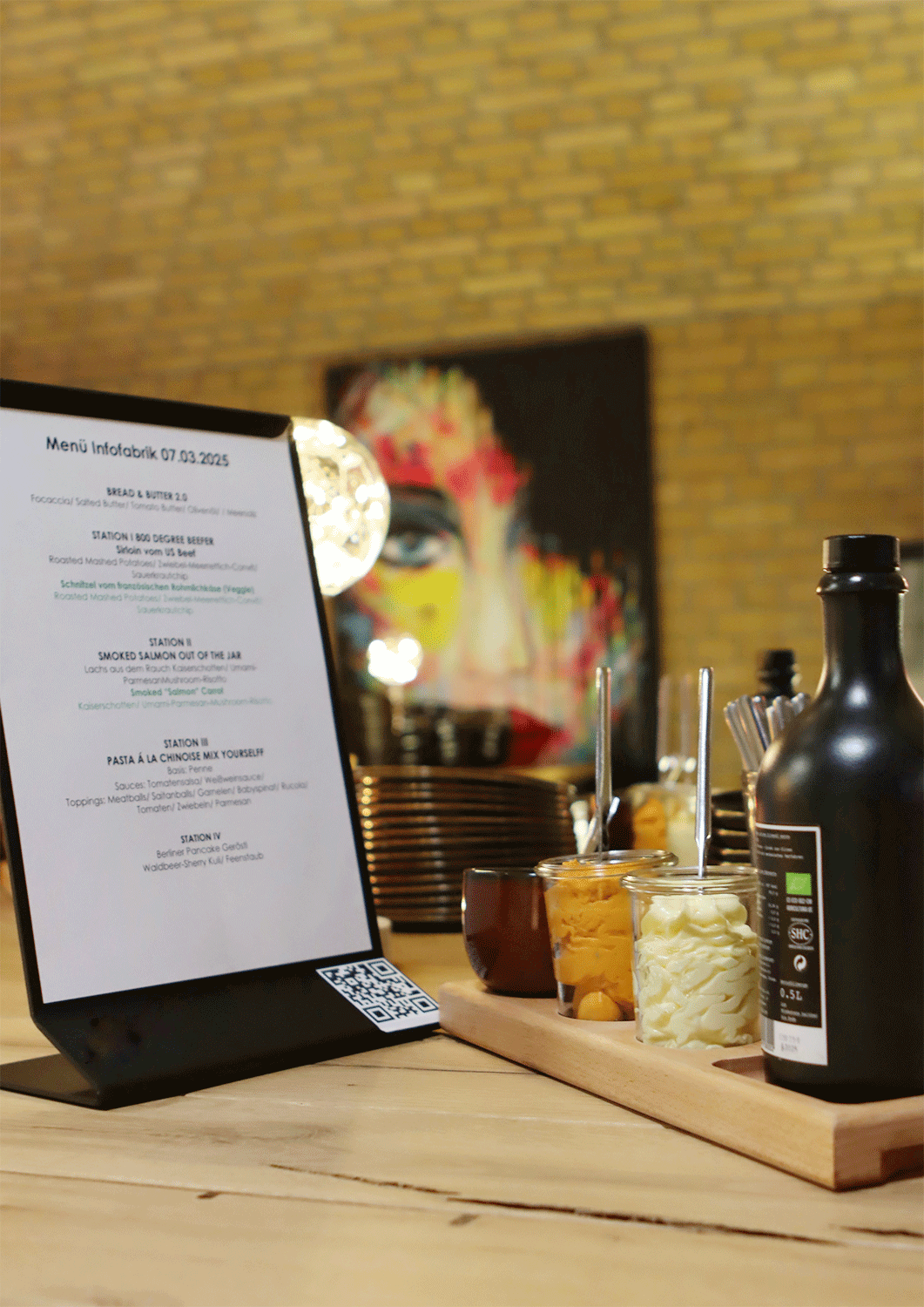 InfoFabrik Kochevent, Speisekarte mit Restaurant im Hintergrund