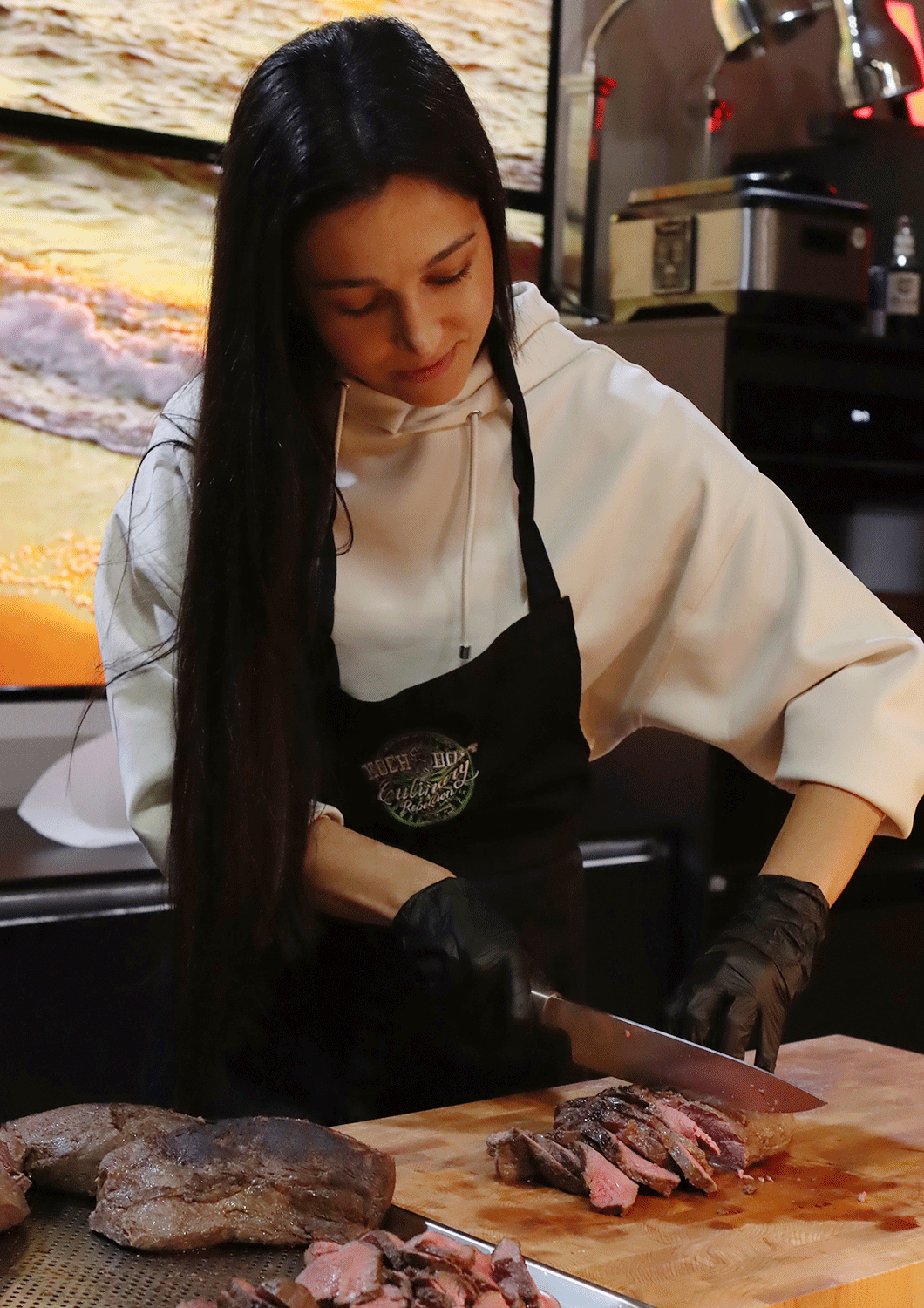 InfoFabrik Kochevent, Kollegin bereitet Fleisch zu