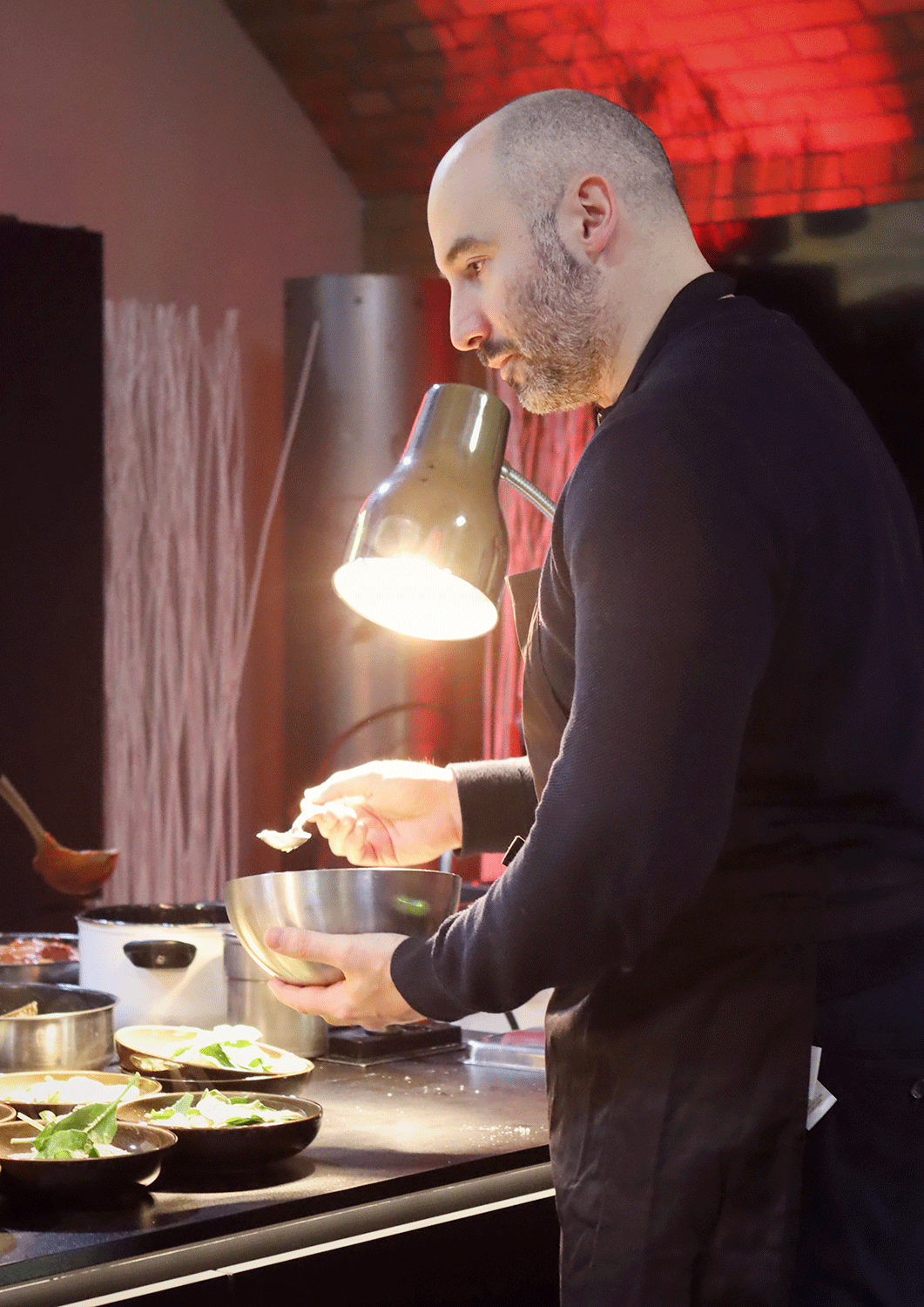 InfoFabrik Kochevent, Kollege richtet Essen an